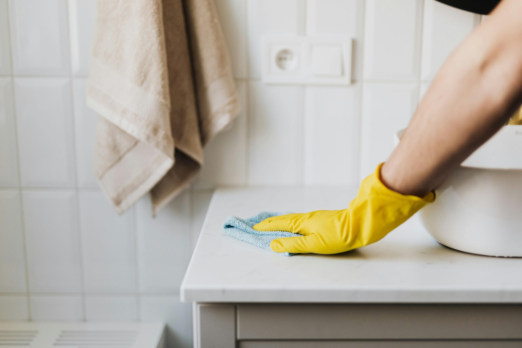 Sun Stone Clean professional residential cleaning service in St. George, Utah, with sparkling clean home interior and friendly cleaner.